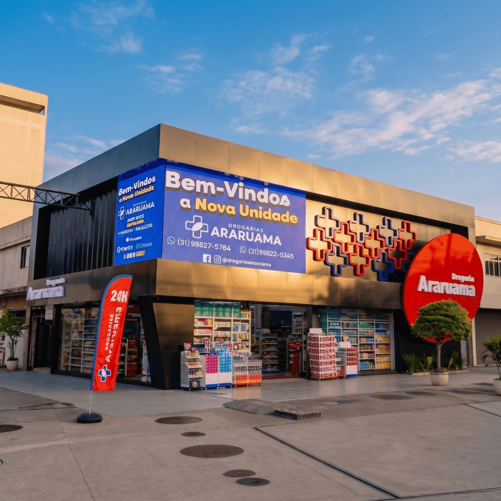 Fachada moderna da Drogarias Araruama em São João de Meriti, iluminada à noite